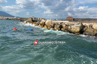 Barca si ribalta e affonda, 4 ragazzi salvati dalla Capitaneria di Castellammare – foto –