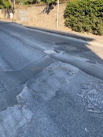 Lavori eseguiti male e senza controlli lungo le strade di Sorrento – foto –