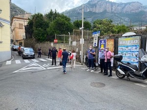 Spiagge libere chiuse ai non residenti a Meta, bagnanti rispediti indietro