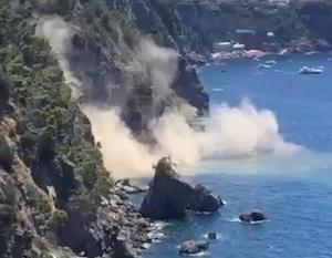 Frane a Positano, colpa del cantiere abusivo