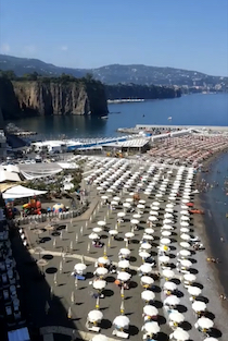 Da oggi le spiagge libere di Meta chiuse ai non residenti, limitazioni anche per i lidi