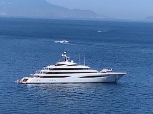 Il miliardario Stroll con il suo mega yacht a Sorrento, cena a Villa Tritone e fuochi d’artificio