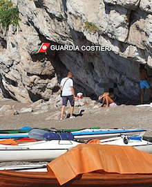 In spiaggia a Vico Equense nonostante il divieto, multati