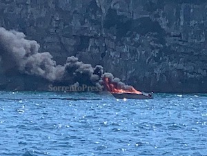 Barca in fiamme a Sorrento nella baia di Marina di Puolo – foto e video –