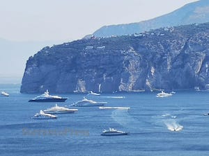 Parata di maxi yacht nella baia di Sorrento