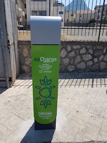 A Meta centraline per la ricarica di auto e bici elettriche