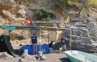 Ristorante abusivo su una spiaggia di Vico Equense – foto –