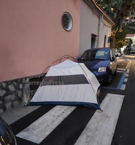 Tenda montata in strada a Positano, vacanza a costo zero