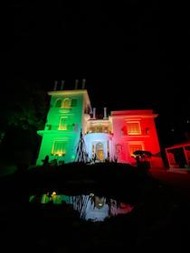 Un grande tricolore per la facciata di Villa Fiorentino a Sorrento: Messaggio di speranza