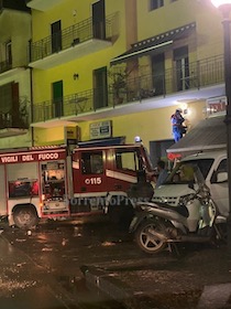 Fulmine colpisce palazzo a Sorrento, principio d’incendio e blackout