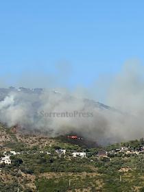 Vasto incendio a Nerano di Massa Lubrense – foto e video –