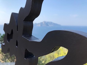 A Punta Campanella una installazione di Nello Petrucci