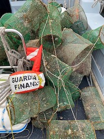 Oltre 200 nasse illegali nel mare di Sorrento, sequestrate