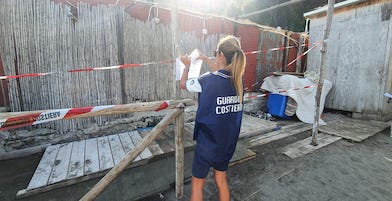 Sequestrata una struttura in legno sulla spiaggia di Vico Equense