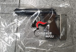 pistola-carabinieri-sorrento-111020