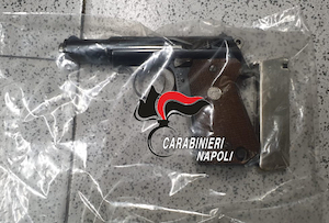 Blitz dei carabinieri nella movida della costiera, trovati droga ed una pistola