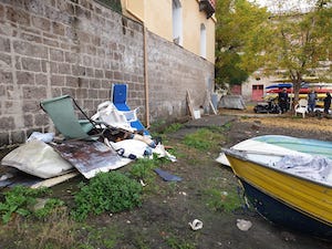 Volontari ripuliscono l’arenile di Marina Piccola a Sorrento