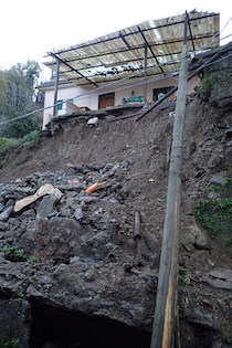 Frane e dissesti in costiera sorrentina. Il Wwf: Colpa dell’abusivismo – foto –