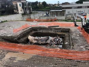 Ultimate le operazioni di sepoltura della balena a Sorrento – foto –