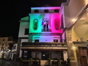Il Comune di Sorrento si illumina con il tricolore in segno di speranza