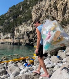 In kayak per ripulire le spiagge più isolate della costiera