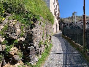 Sorrento. Muri a rischio in via Festola, mentre da 7 anni si attende il viadotto di via Fontanelle – foto –