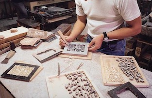 Artigiani di Sorrento disegnano la nuova baguette Fendi