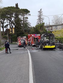 Bus a fuoco a Piano di Sorrento, nessun ferito