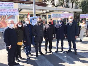 I sindaci in piazza a Sorrento con i lavoratori del turismo