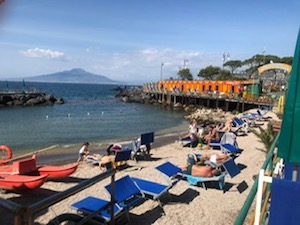 Bagnanti a caccia della prima tintarella in penisola sorrentina