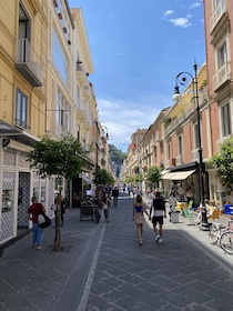 Ristoranti, bar e lidi pieni ma hotel chiusi, il 2 giugno di Sorrento e costiera