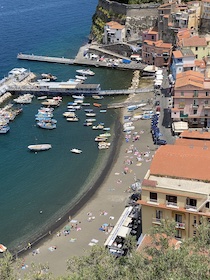 A Sorrento vigilanti per controllare i bagnanti a Marina Grande