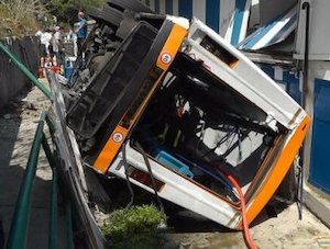 Capri sotto choc per il bus precipitato: 1 morto e 28 feriti