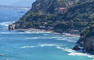 Schiuma sul mare in costiera sorrentina, allarme tra i bagnanti