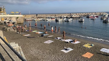 Gestione spiagge libere, La Grande Onda occupa un arenile in costiera sorrentina