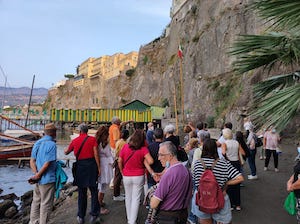 In tanti alla suggestiva passeggiata tra i ninfei di Sorrento – foto –