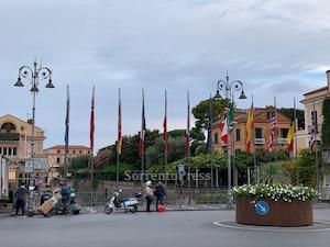 A Sorrento la bandiera italiana sventola nella posizione sbagliata