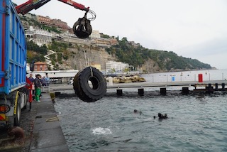 Raccolte due tonnellate di rifiuti dal mare di Sorrento