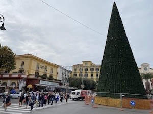 turisti-sorrento-ponte-ognissanti-albero