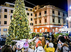A Vico Equense tira aria di Natale, accese le luci dell’albero di piazza Umberto I