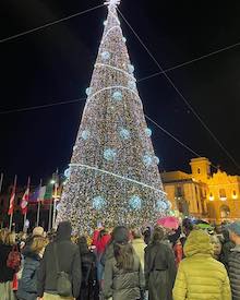 La pioggia non ferma l’accensione delle luminarie a Sorrento