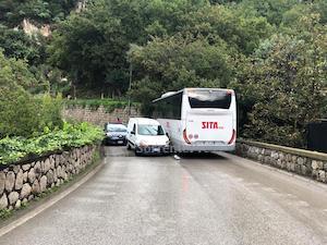 Incidente lungo la strada tra Sorrento e Massa Lubrense, traffico bloccato