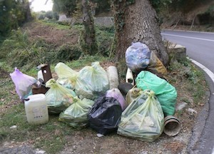 Una tonnellata di rifiuti raccolti dal Wwf nel rivolo dell’Amalfitana