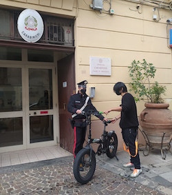 Rubano bici elettrica da 3mila euro a Sorrento, arrestati – foto –