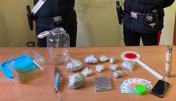 In casa droga e materiale per confezionarla, in manette 19enne di Sorrento – foto –