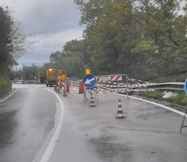 Frana in via Nastro Verde a Sorrento, imposto il senso unico alternato