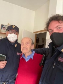 Poliziotti fanno compagnia ed aiutano nelle faccende 85enne di Sorrento