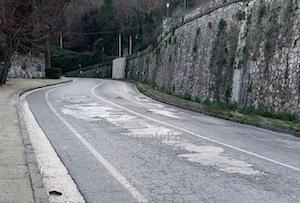 La denuncia: Avvallamento pericoloso lungo la Sorrentina