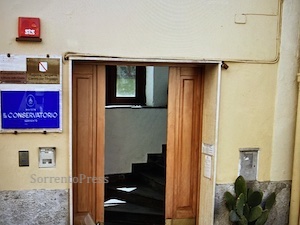 Lavoratori in piazza a Sorrento per il Centro per l’impiego e la dignità