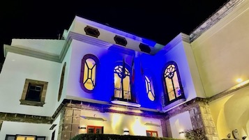 Il Comune di Sorrento illuminato con i colori della bandiera ucraina